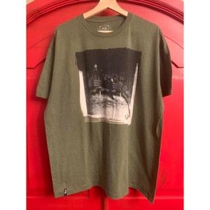 Vestal Brand Man on Park Bench Graphic In EUC Khaki Green Mens Size X-Large XL